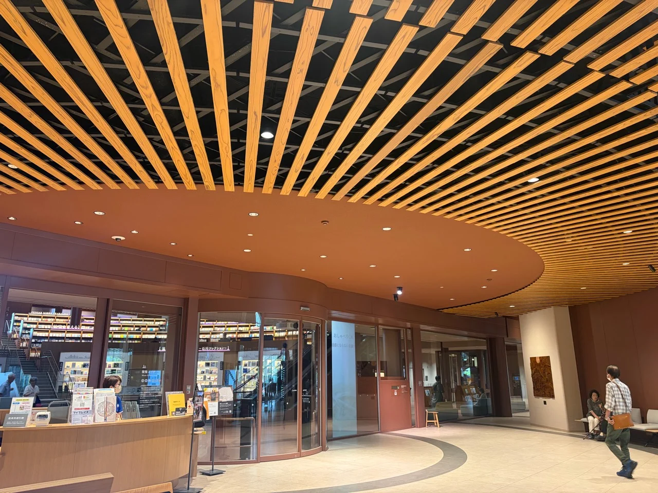 石川県立図書館のエントランス