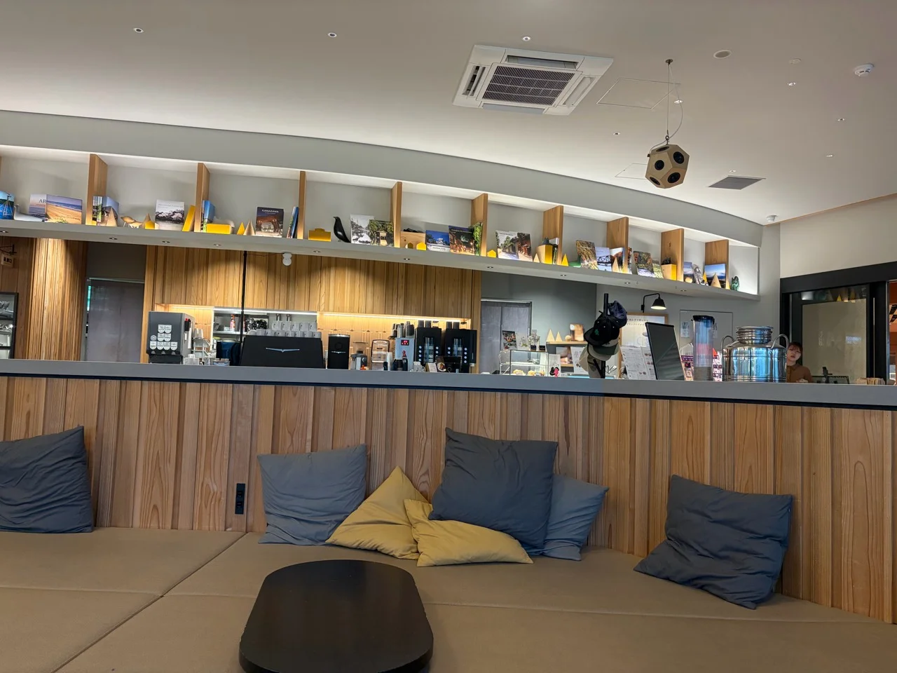 石川県立図書館内のHUM&Go#のカウンターとソファ席