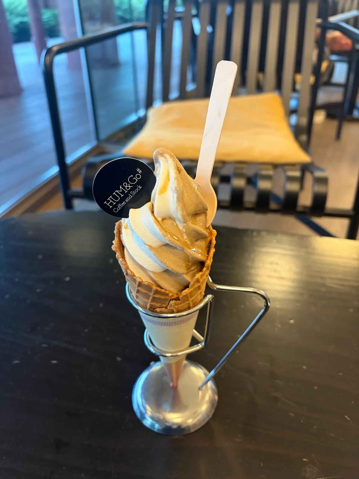 HUM&Go#で食べたほうじ茶とバニラのミックスソフト