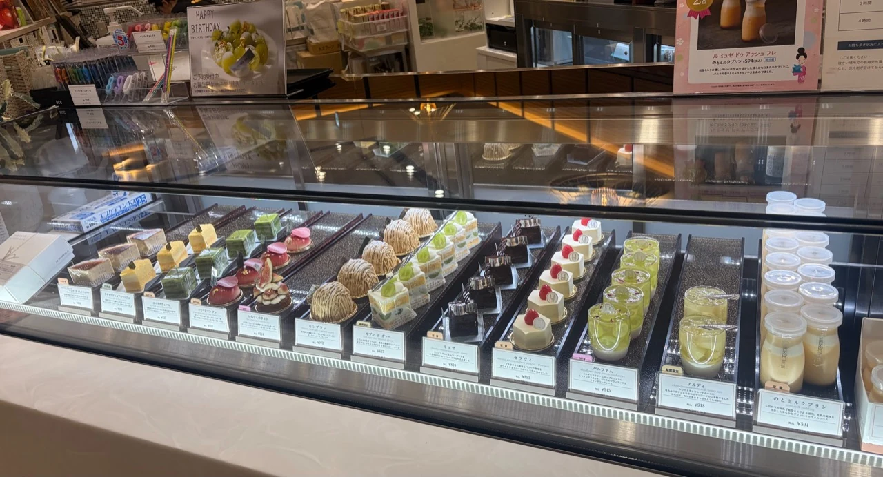 ル ミュゼ ドゥ アッシュ KANAZAWAのショーケースに並ぶケーキ