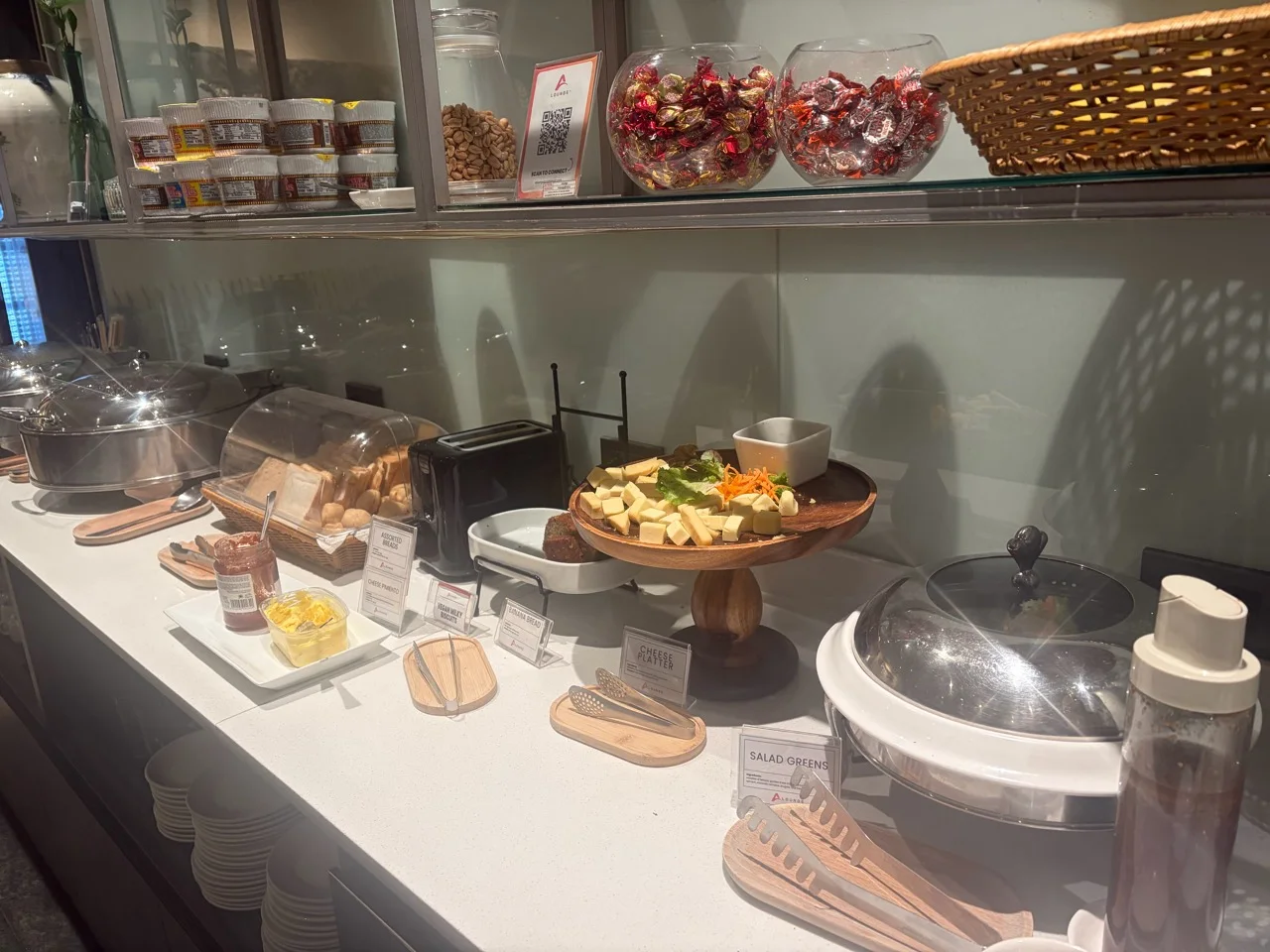 A Loungeのサラダやチーズなどの料理