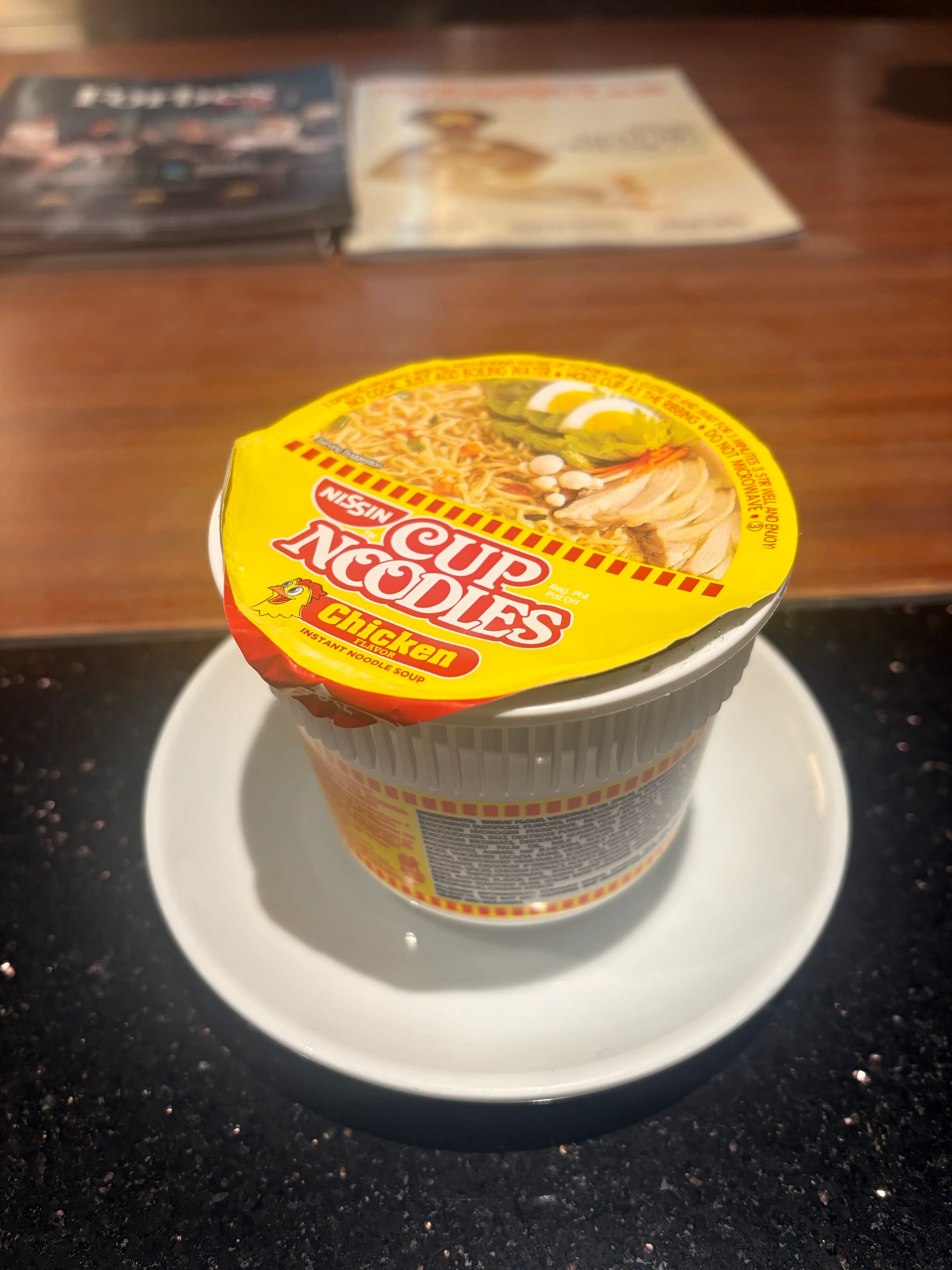 A Loungeで食べたチキン味のカップヌードル