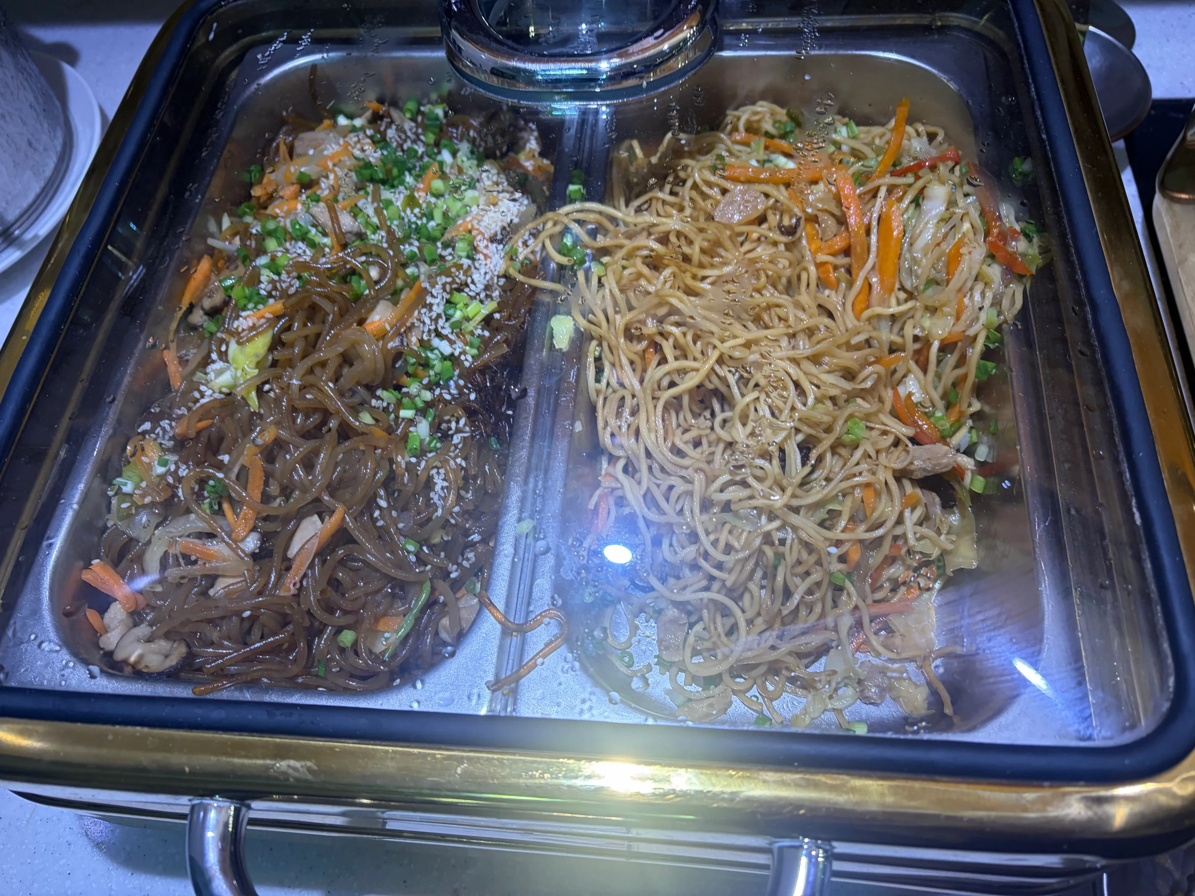Marhaba Loungeに並ぶ麺料理