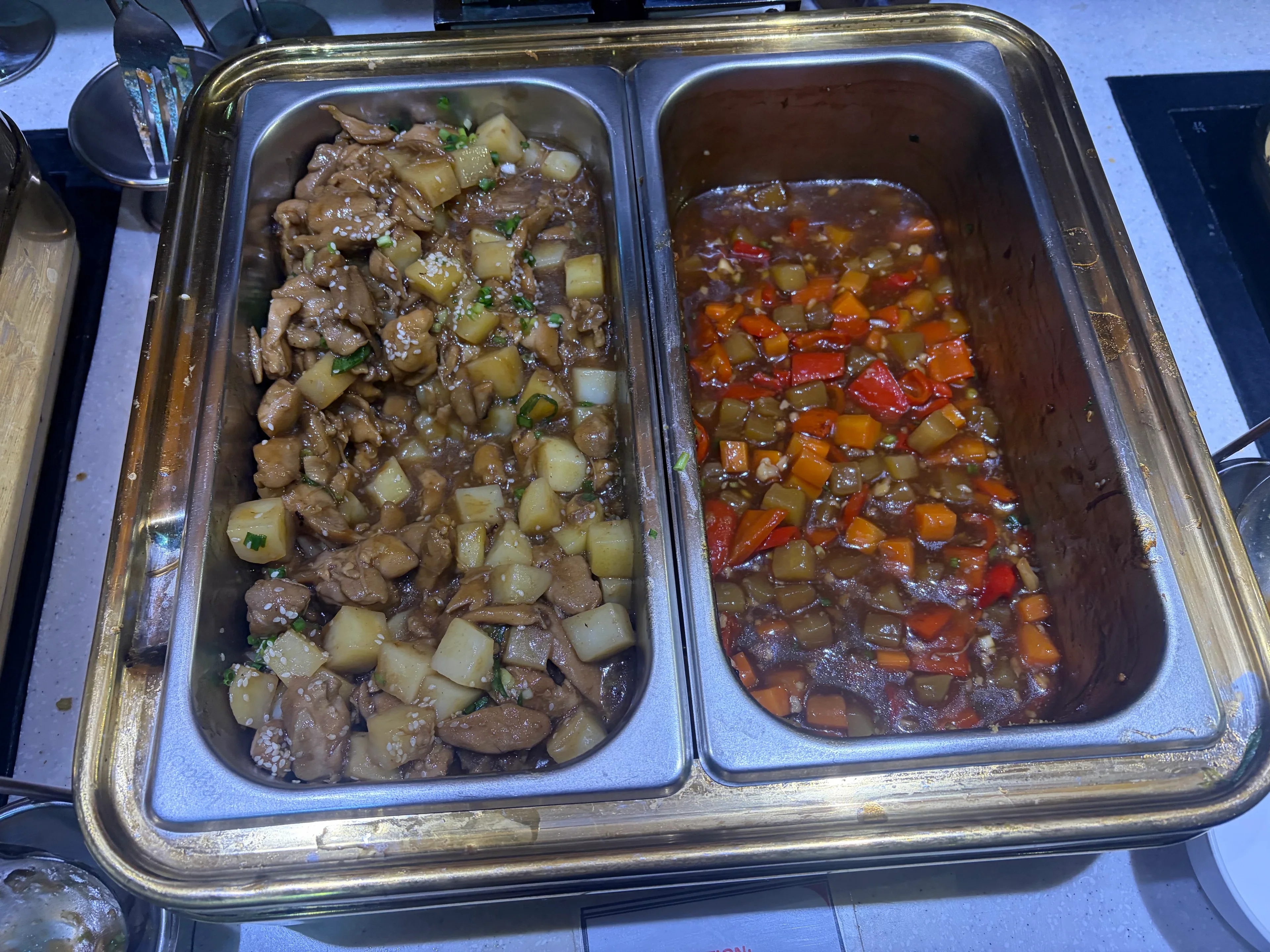 Marhaba Loungeのチキンとじゃがいもの料理