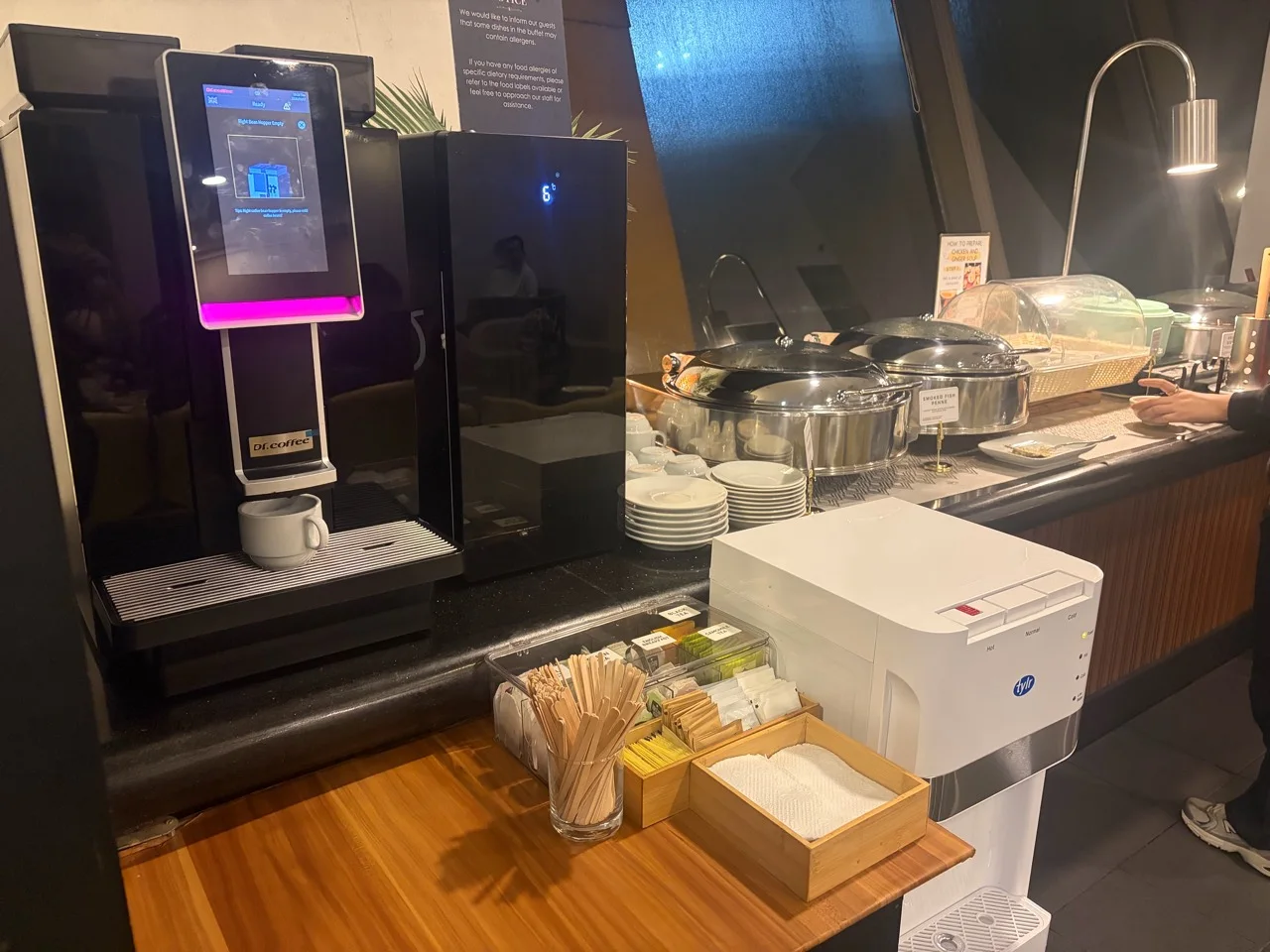 PAGSS Premium Loungeのコーヒーマシンと料理