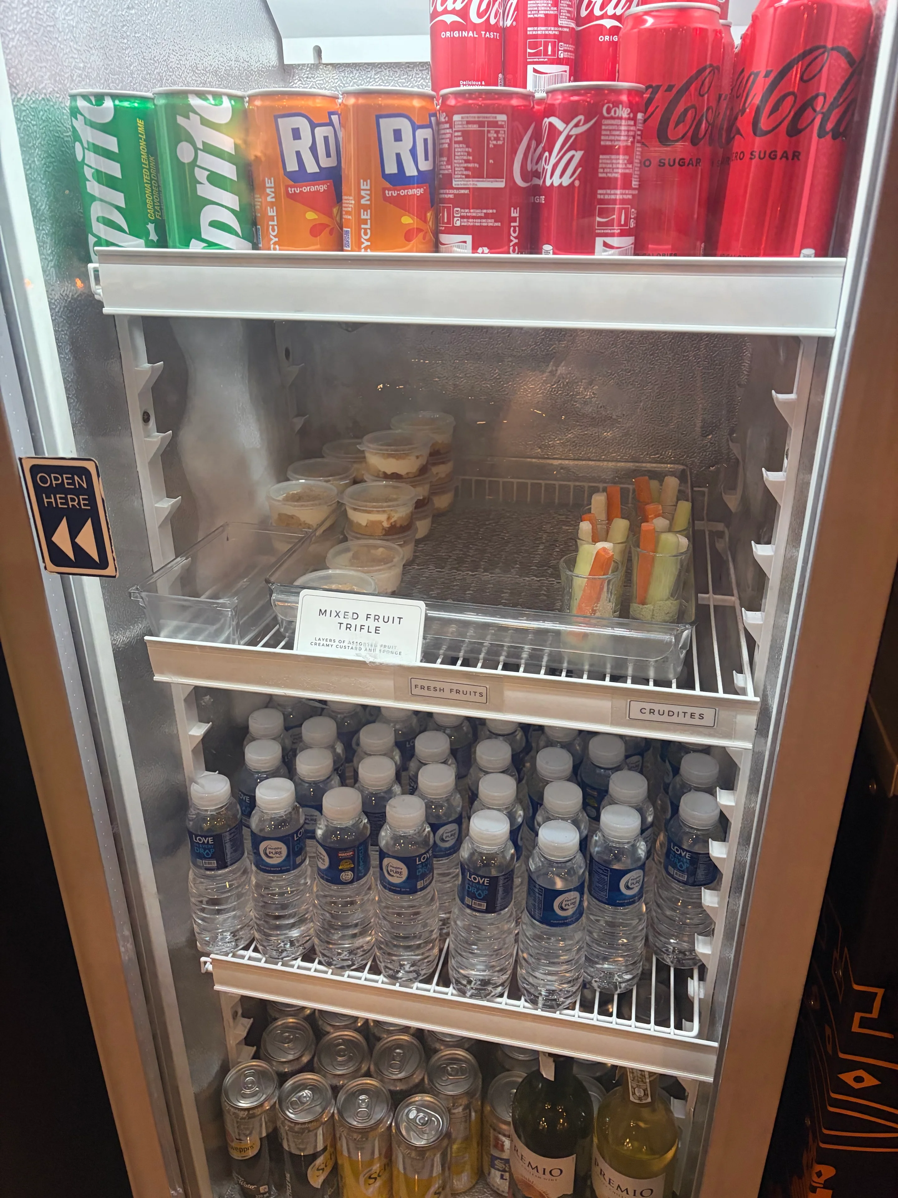 PAGSS Premium Loungeに用意されていた飲み物とペットボトルの水