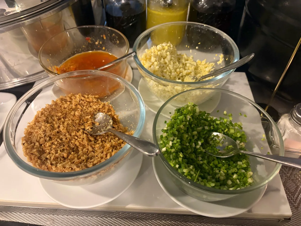 中華粥に載せるねぎなどのトッピング