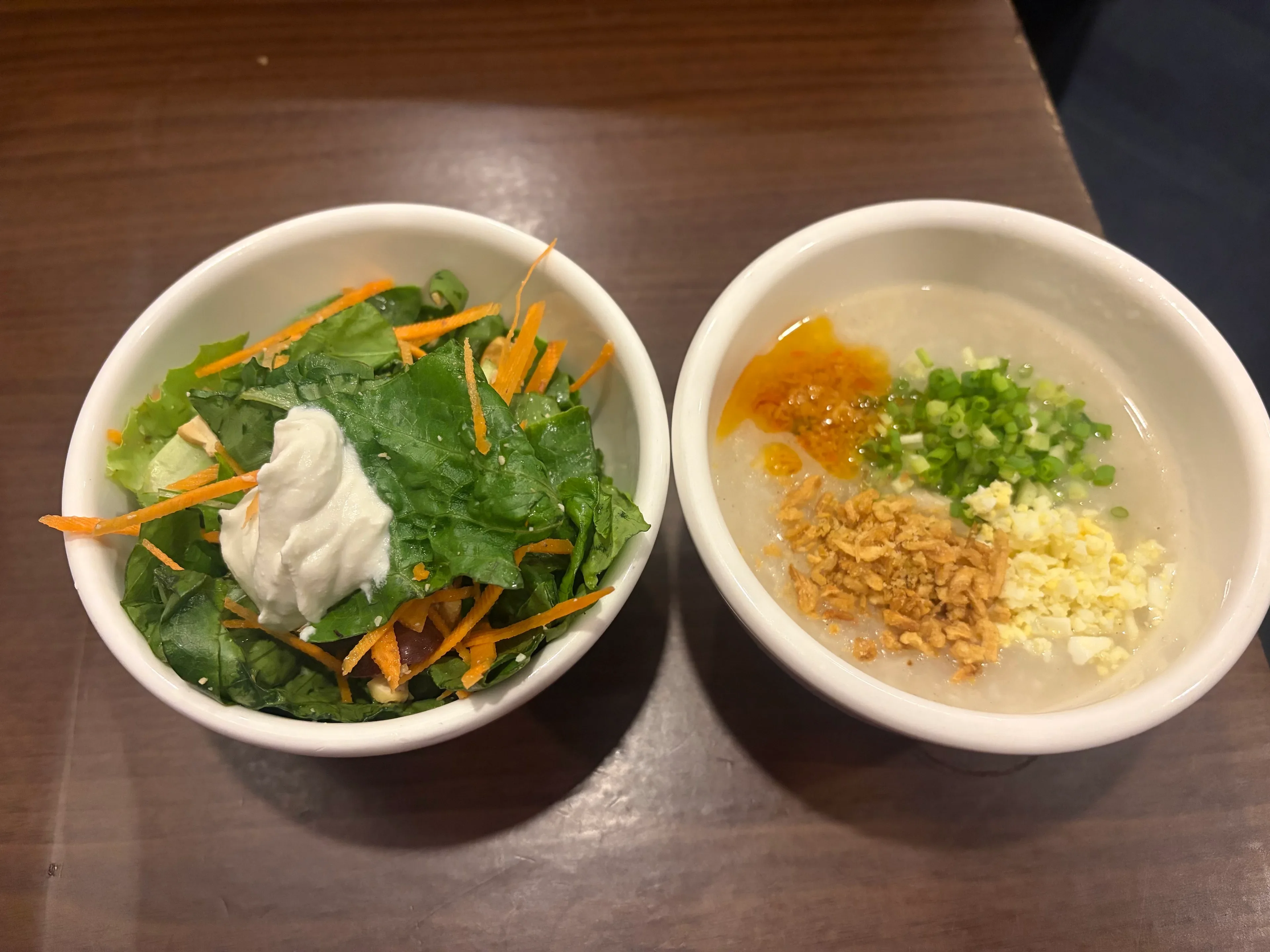 サラダとトッピングを載せた中華粥