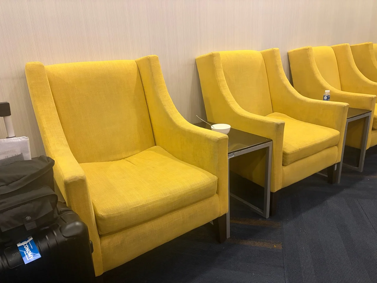 PAGSS Premium Lounge別館の黄色いソファ席