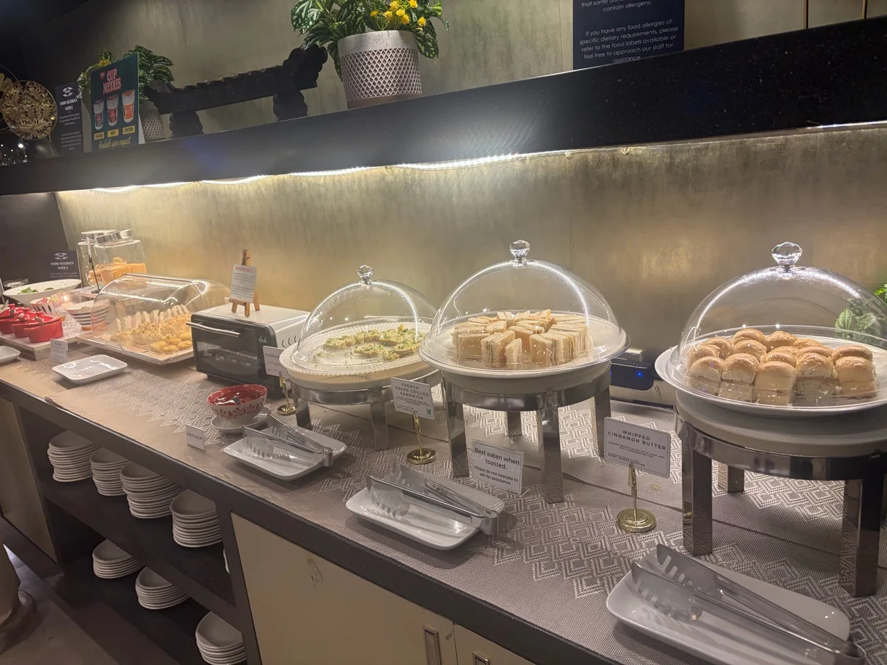 PAGSS Premium Lounge本館のパンやデザートが並ぶカウンター