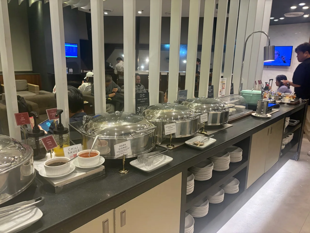 PAGSS Premium Lounge本館の料理が並ぶビュッフェ