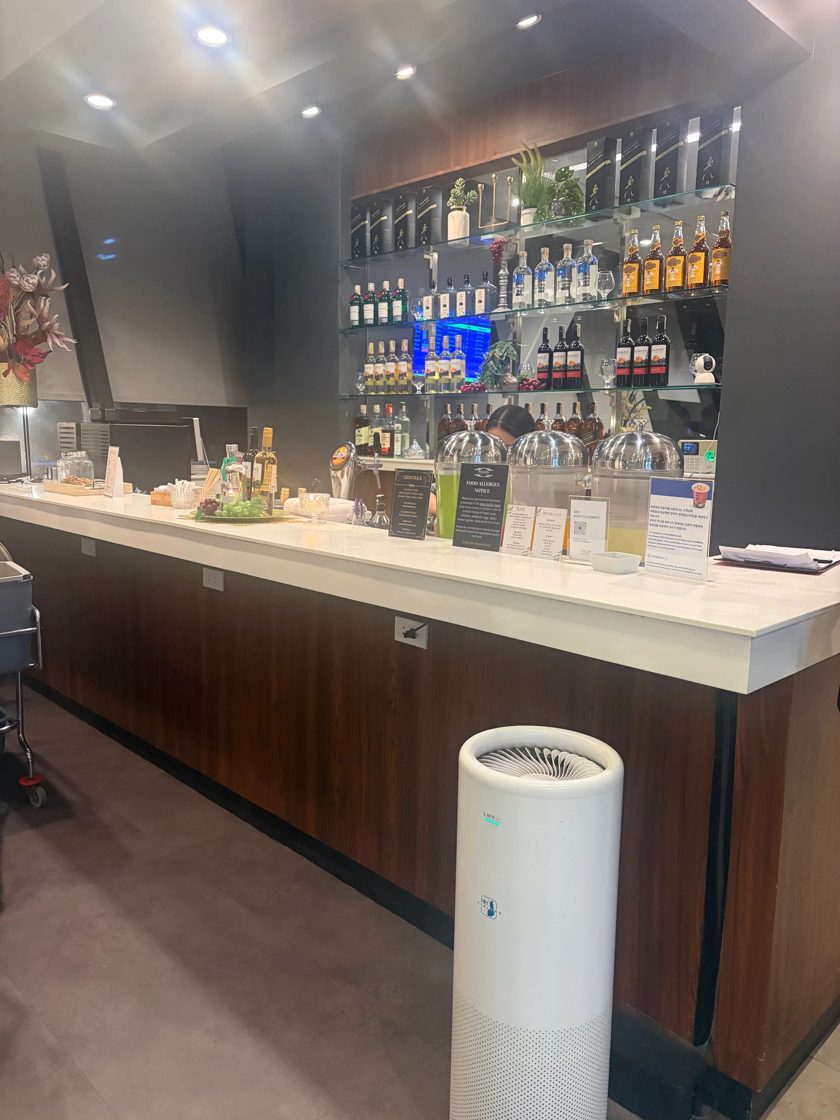 PAGSS Premium Lounge本館のバーカウンター