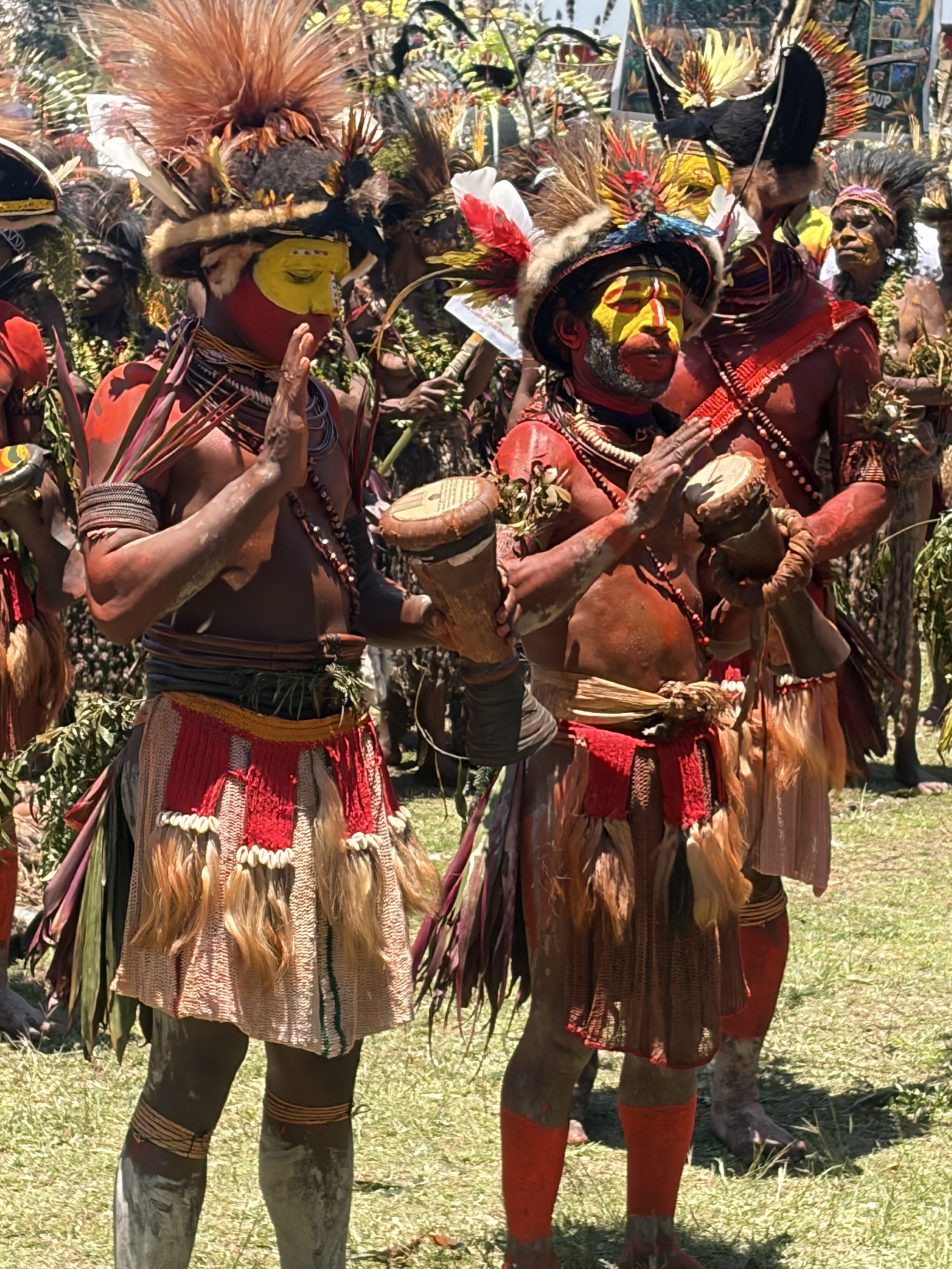 ゴロカショーで歌い踊る文化グループ