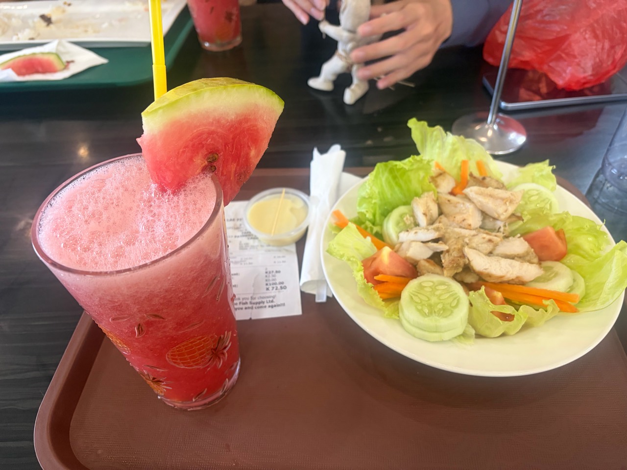 スーパーのイートインで食べたチキンサラダとスイカのシェイク
