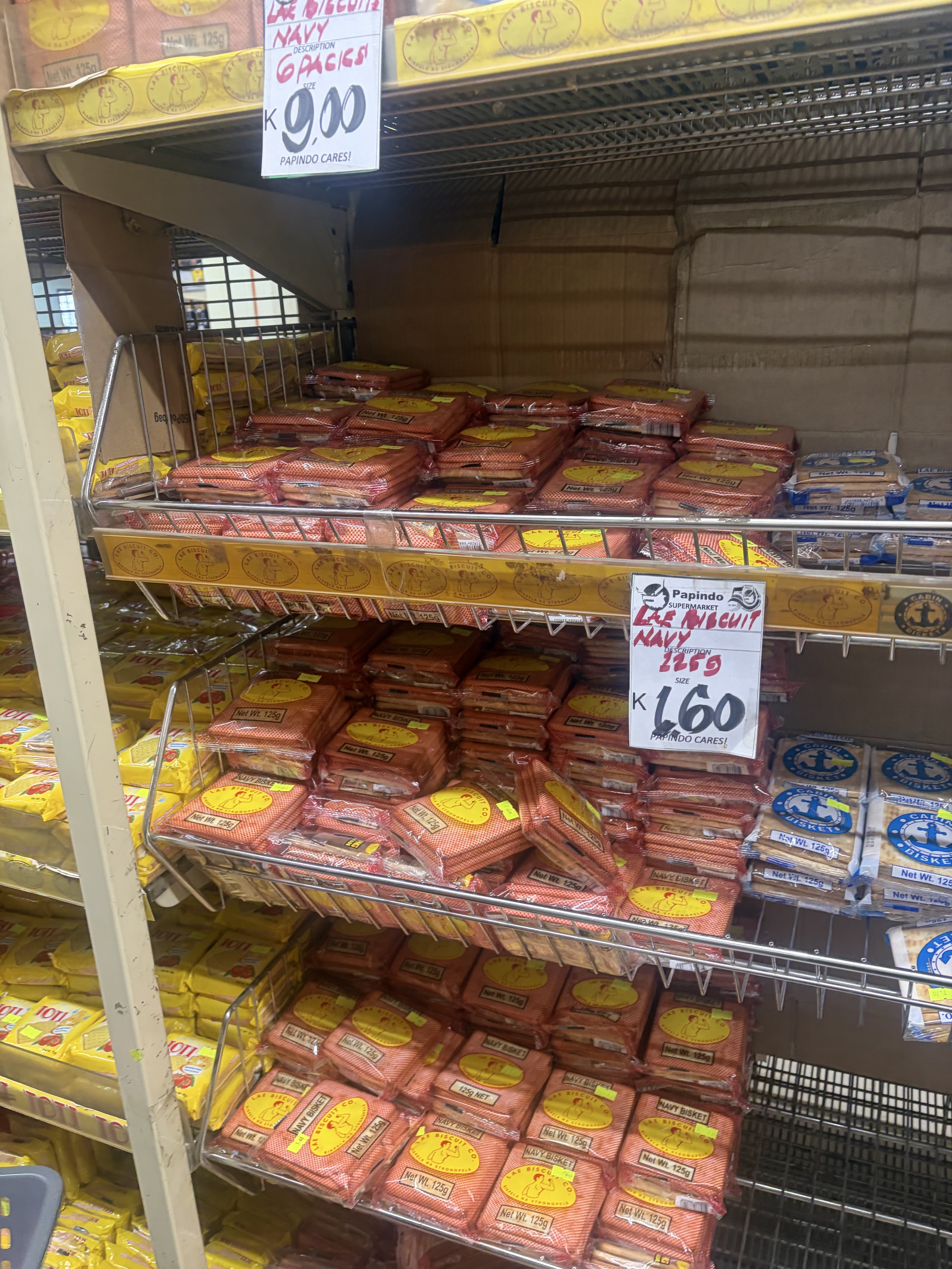 棚に並ぶNavy Biscuitなどのビスケット
