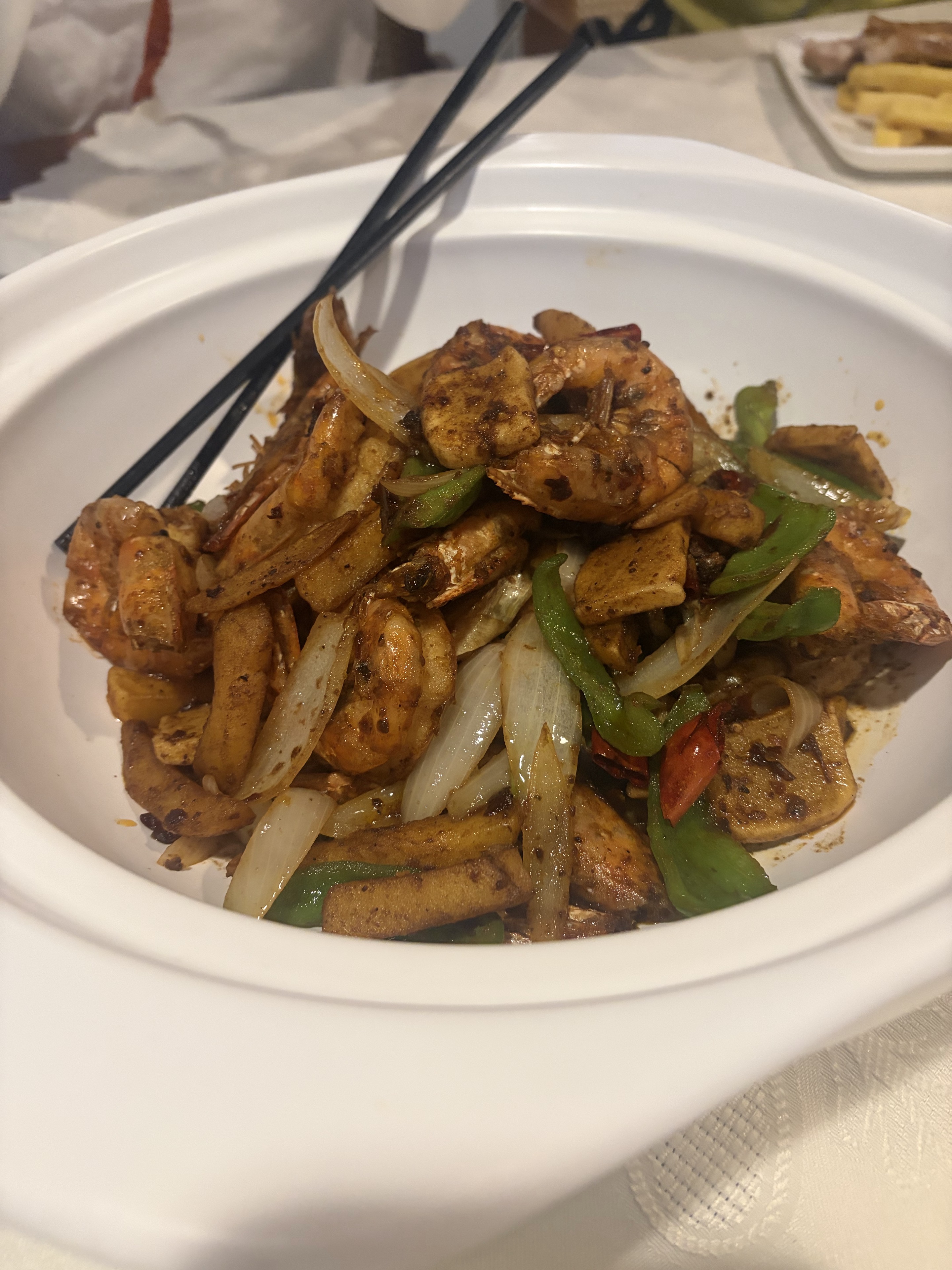 肉や魚介、野菜、ポテトが盛られた料理