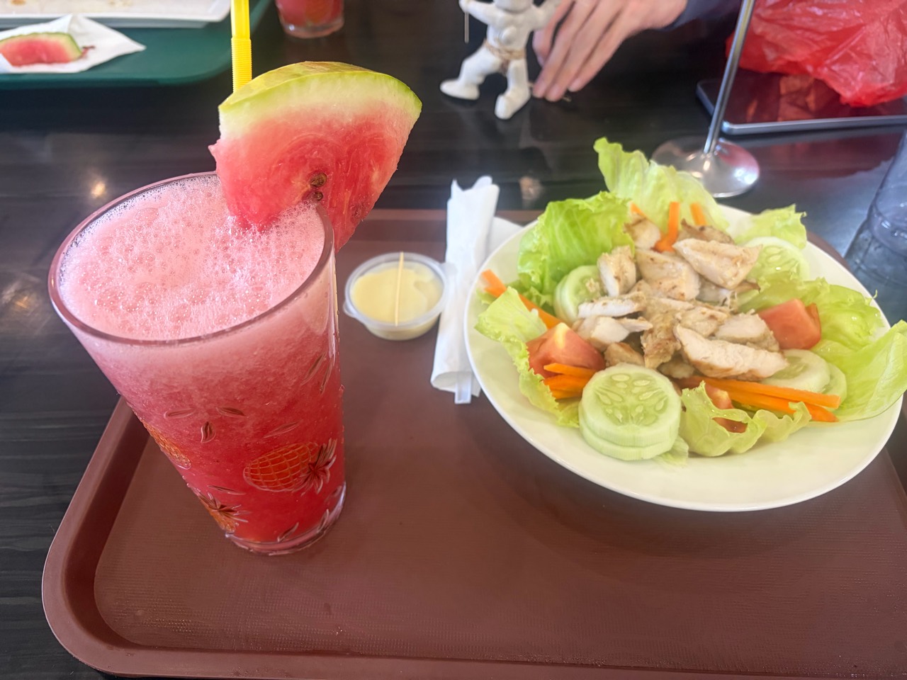 スーパーのイートインで食べたチキンサラダとスイカのシェイク