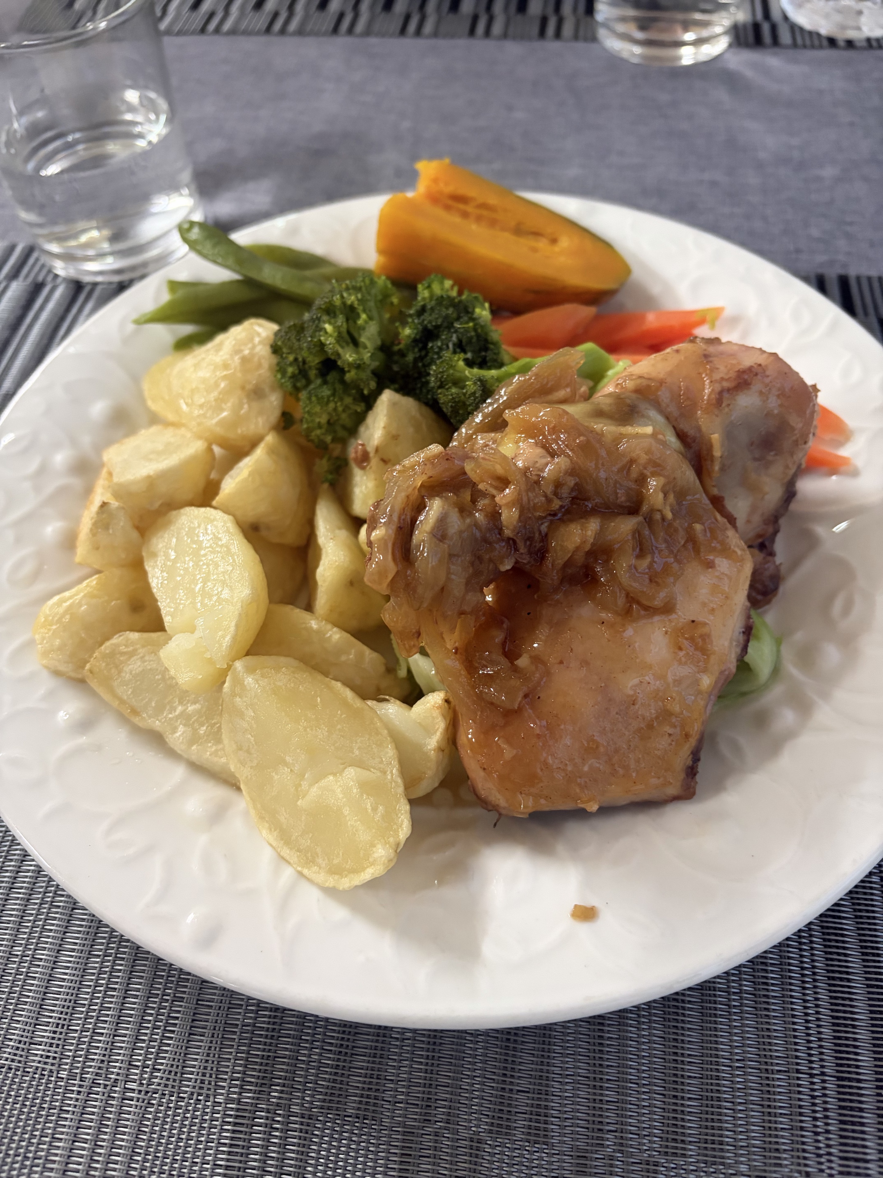 パプアニューギニアで実際に食べたもの。薄味の料理もあれば、濃い煮込みもあったの写真