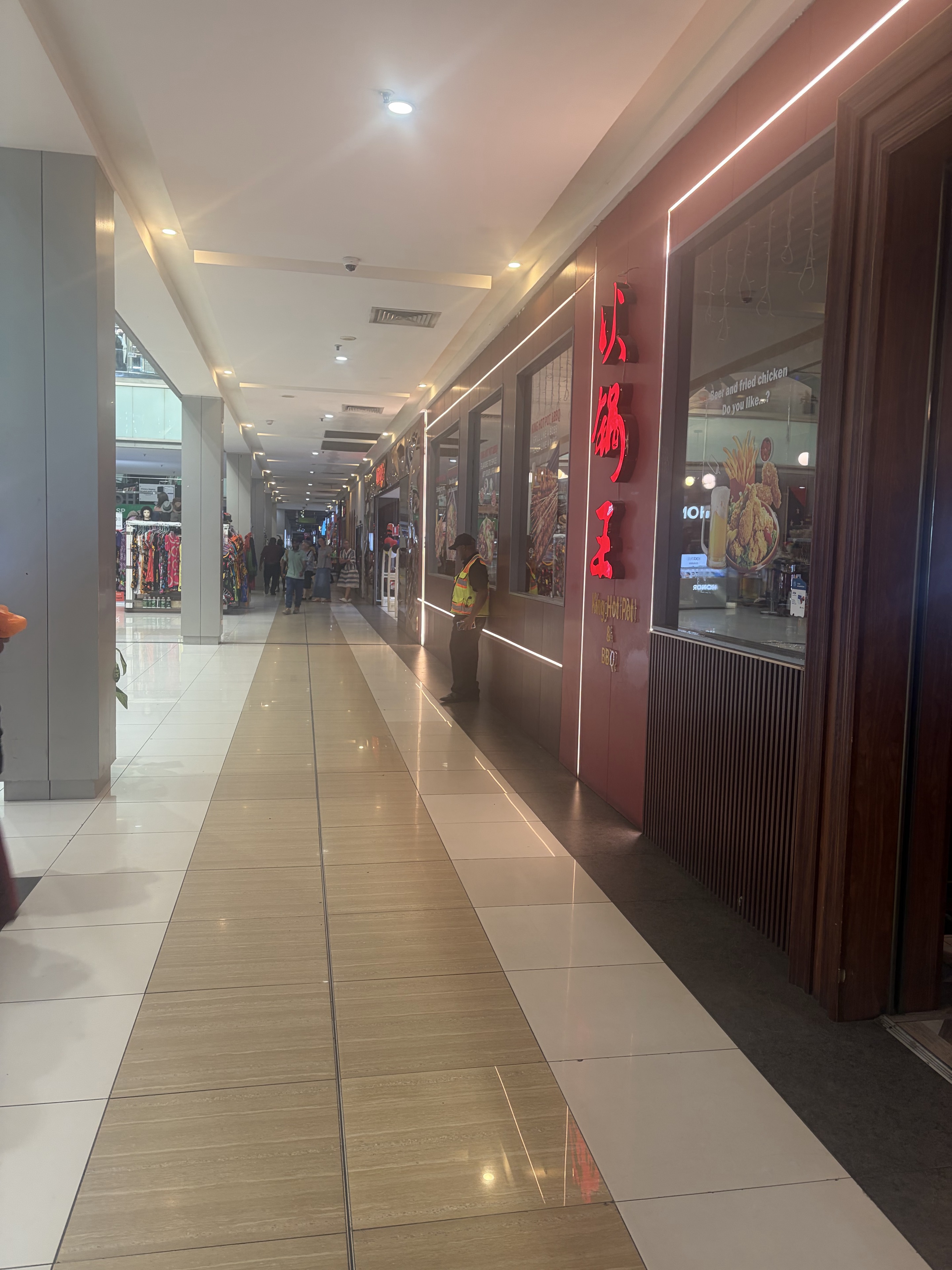 大型ショッピングモールの店が並ぶ通路