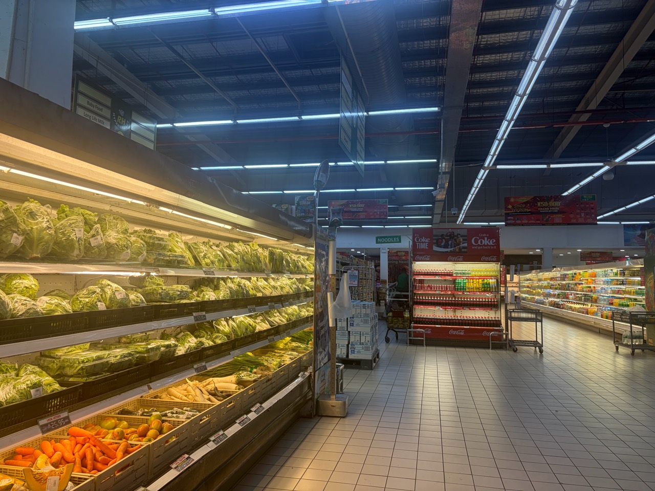 大型スーパーの野菜売り場