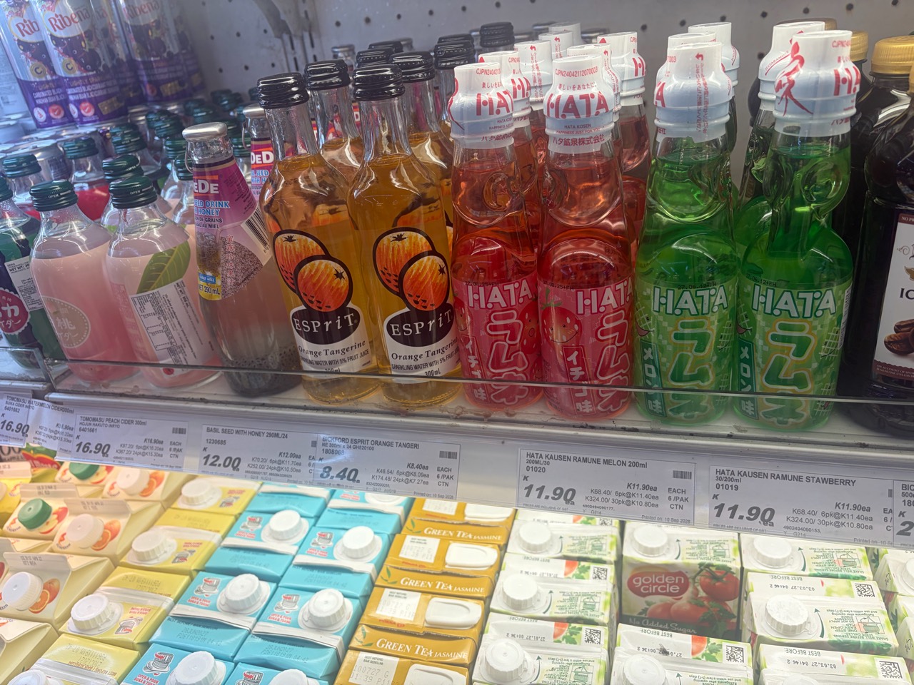 スーパーに並ぶ日本のラムネなどの飲み物