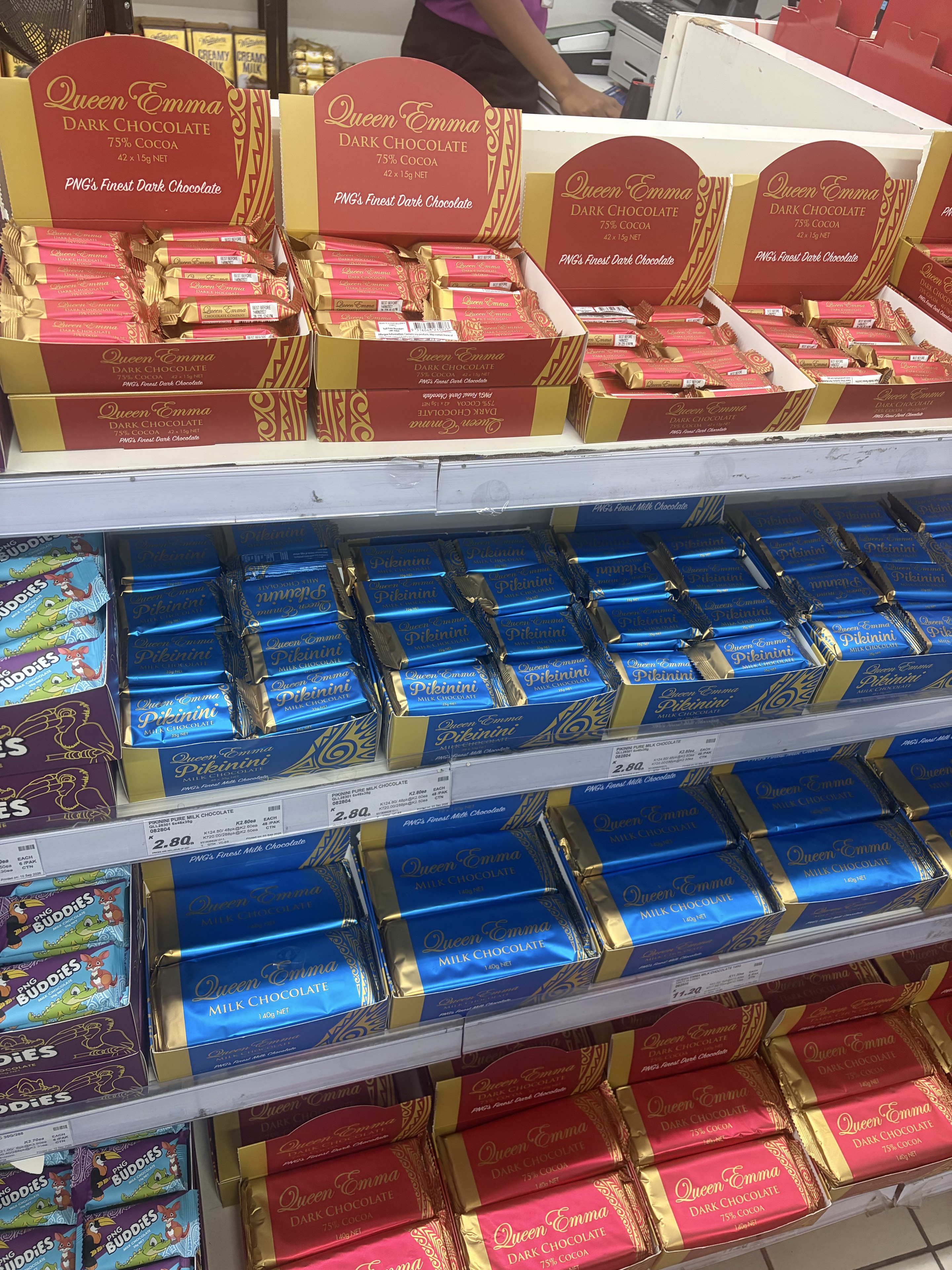 スーパーに並ぶQueen EmmaのPNG産チョコレート