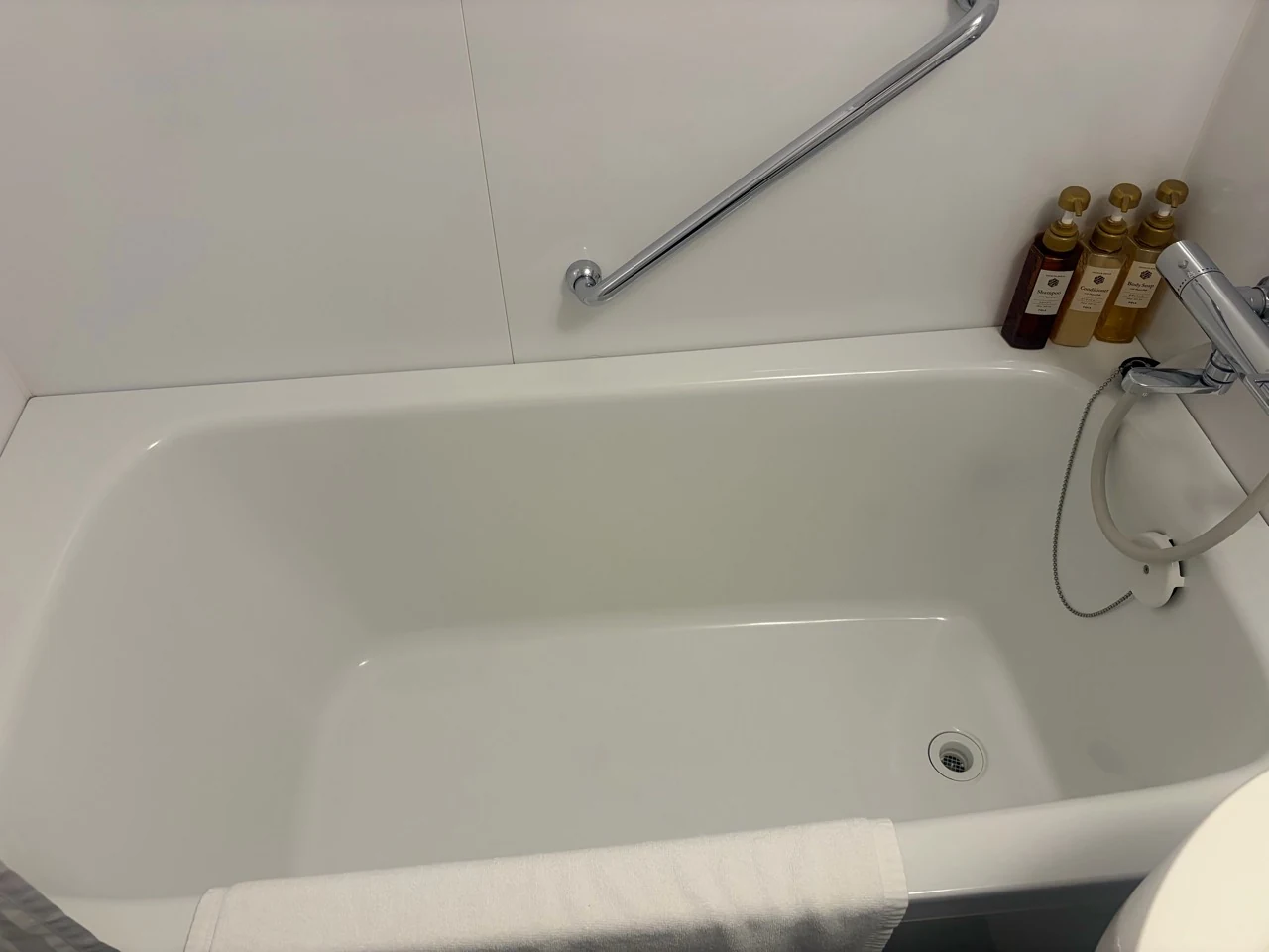 足を伸ばして入れた客室の湯船