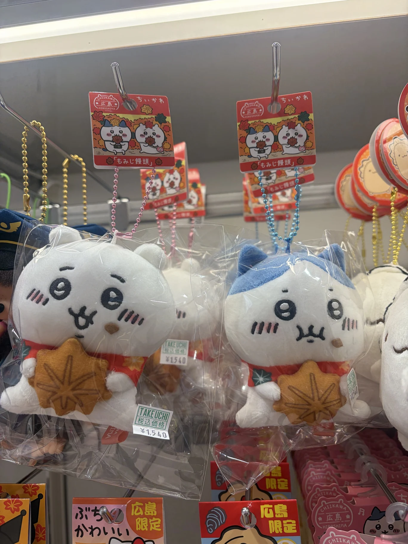 空港の売り場に並ぶ広島限定のちいかわグッズ