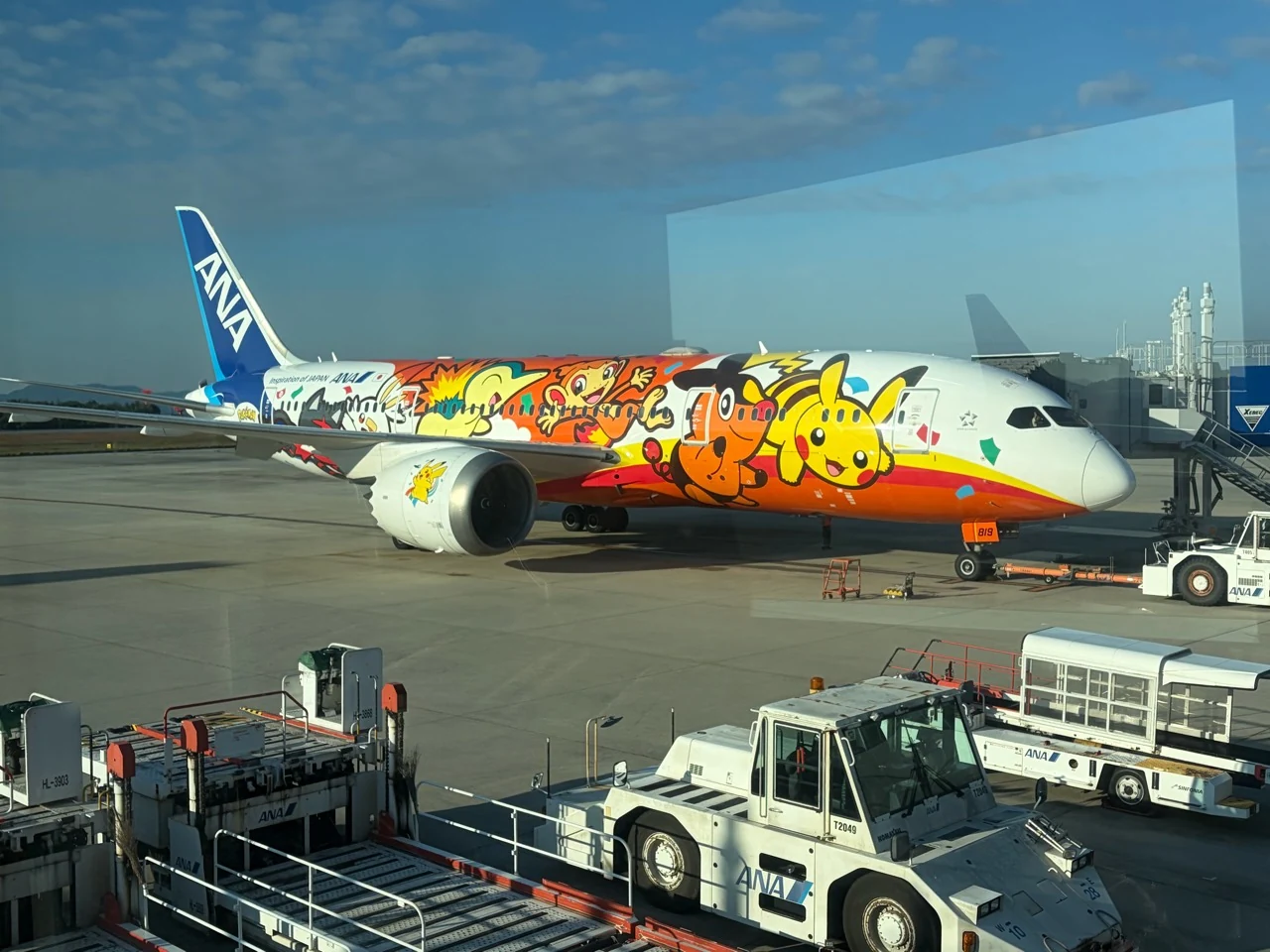 空港で見かけたポケモン塗装のANA機