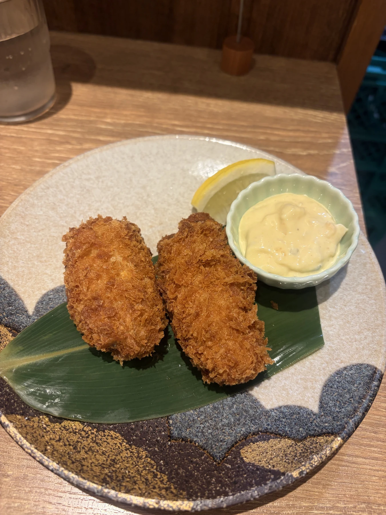 タルタルソースとレモンが添えられたカキフライ