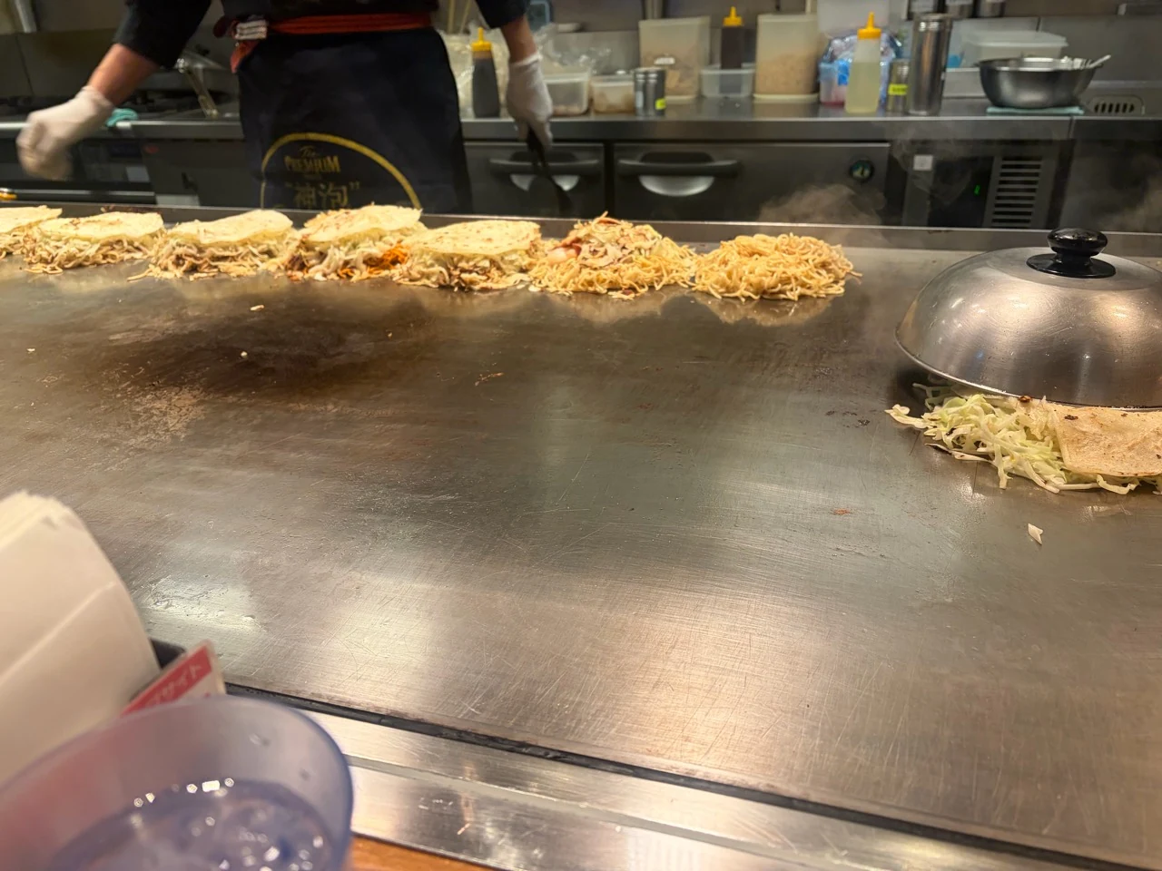 お好み焼きが並ぶ鉄板カウンター