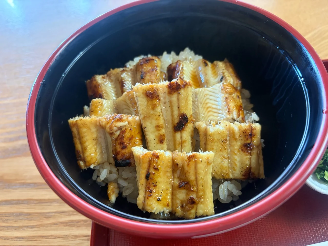 焼き目の付いた穴子が並ぶあなご飯
