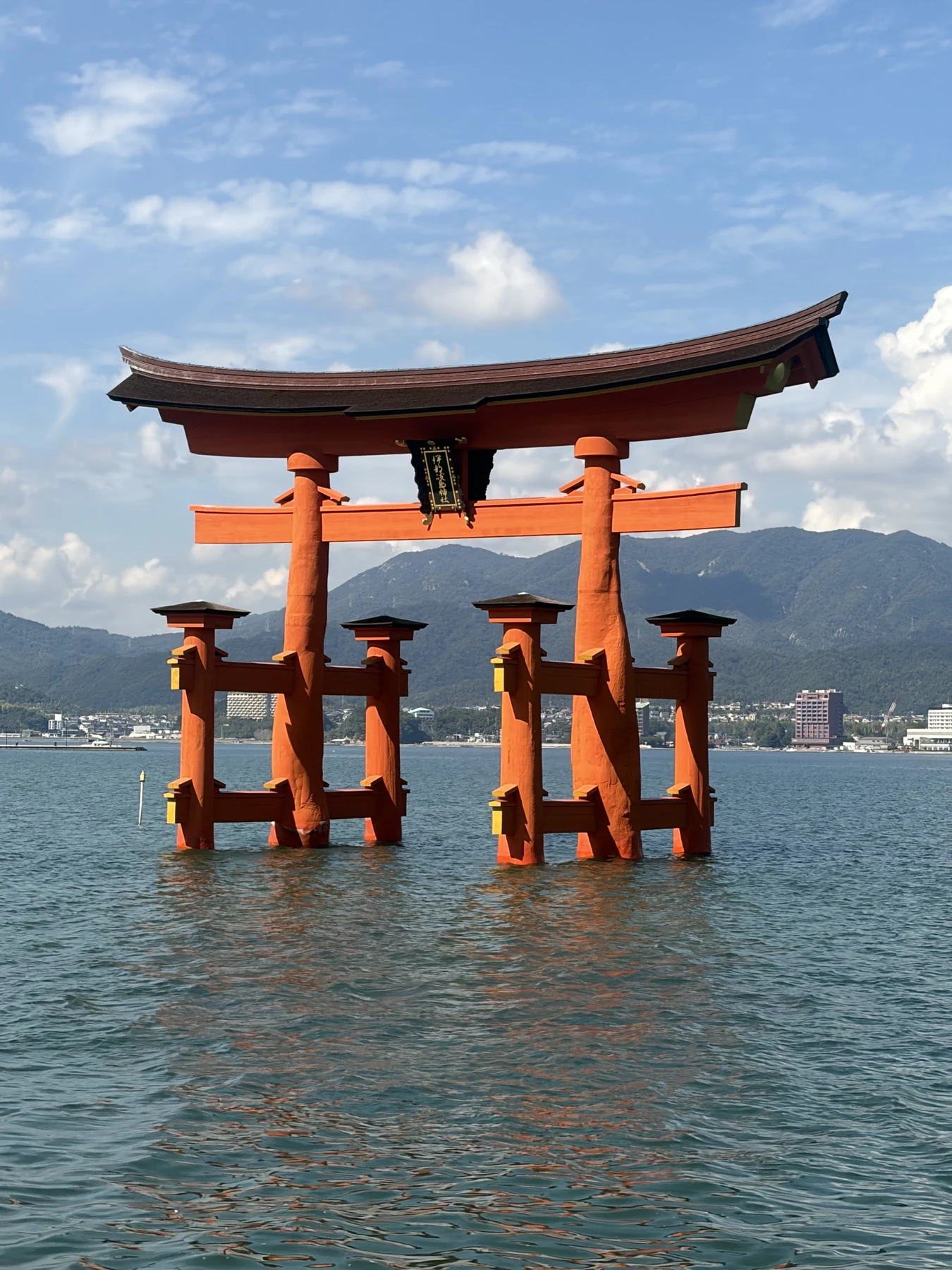 満潮の海に立つ宮島・厳島神社の大鳥居
