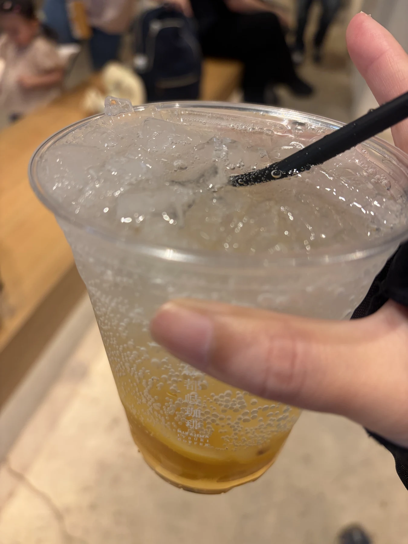 氷とレモンが入った蜂蜜レモンのカップ