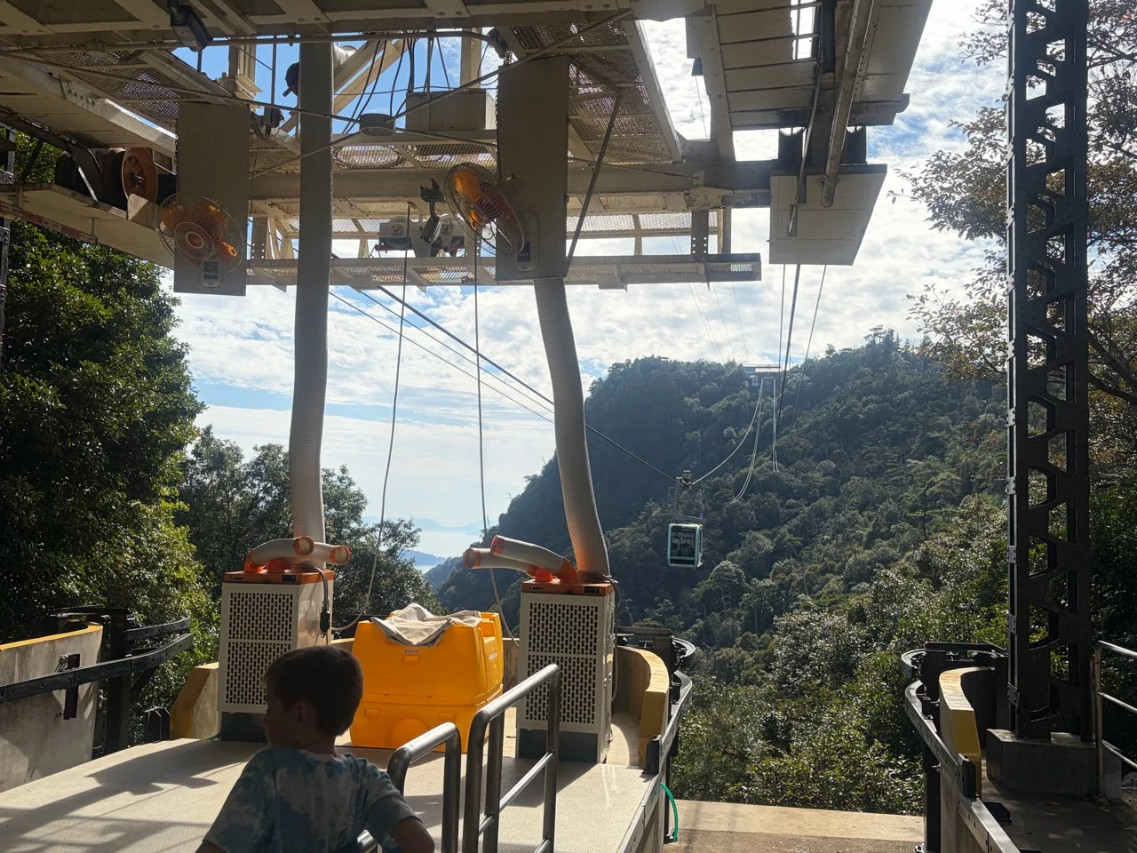 山の間を進むロープウェーと乗り場