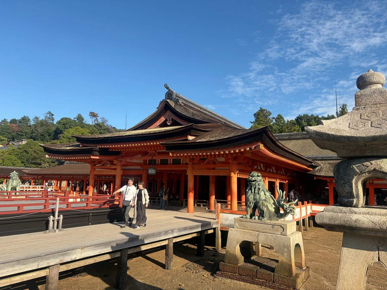 干潮時の厳島神社の社殿と狛犬